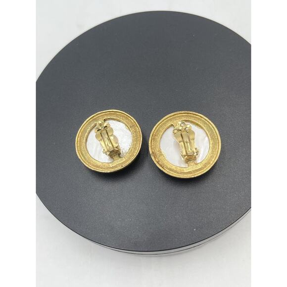 RICHELIEU Vintage Large Dome Off White Faux Pearl Gold Tone Clip On Earrings‎ - Picture 8 of 13